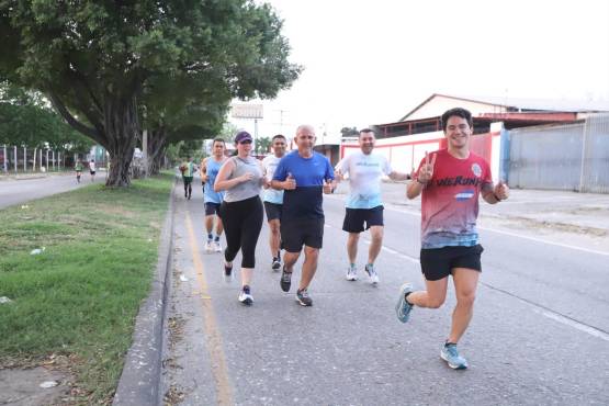En familia llegaron los corredores para el primer bootcamp de la Maratón La Prensa.