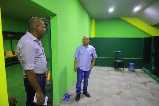 El periodista José Luis Barralaga en plena entrevista con Luis Girón. FOTOS: Melvin Cubas.