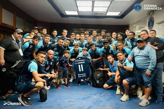 Así despidieron a Agustín Auzmendi en el camerino del Ciclón Azul. (Foto Cortesía)