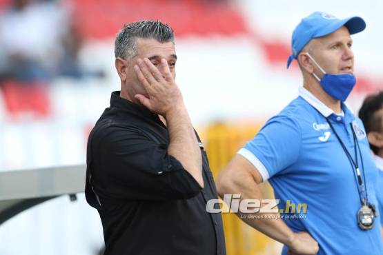 El timonel Diego Vazquez captado por el lente de DIEZ. Su último partido al mando del club. Foto: Alex Pérez.