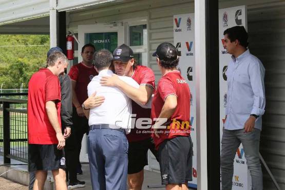 Rafael Villeda saluda a Gustavo Reggi, asistente de Pedro Troglio. Foto: Marvin Salgado.