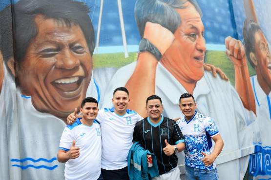 Los catrachos siguen llegando al estadio Morazán para alentar de principio a fin a la Selección de Honduras.