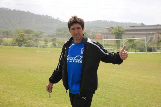 Hector Vargas tÃ©cnico del club deportivo Olimpia en el valle de Amarateca