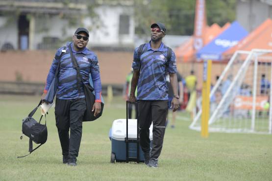 Henry Suazo (derecha) después de haber jugado en la liga profesional, se preparó para dirigir en categorías menores. FOTO: Héctor Edú.
