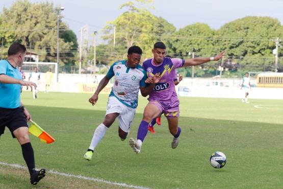 Joshua Vargas lucha con su oponente del Meluca Campamento.