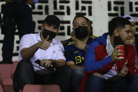 La afición llega al estadio Ceibeño para el Vida-Olimpia.