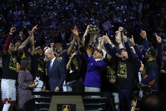 El dueño de los Nuggets, Stan Kroenke, levantó el trofeo Larry O'Brien, el primer título de campeón para Denver tras 47 temporadas en la NBA.