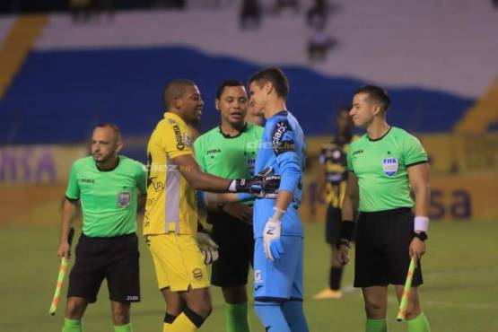 Buba López y Jonathan Rougier tienen dividido a la afición hondureña.
