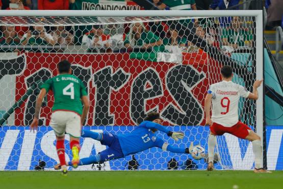 México le arranca un empate a Polonia en el Mundial de Qatar con un ‘Memo’ Ochoa de leyenda que le tapó un penal a Lewandowski
