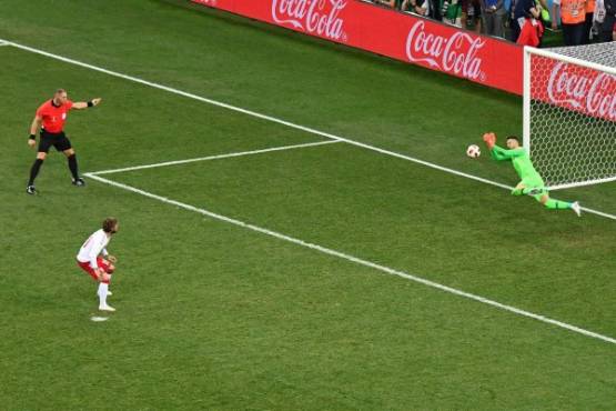 Croatia's goalkeeper Danijel Subasic (R) stops a penalty kicked by Denmark's midfielder Lasse Schone during the penalty shootouts of the Russia 2018 World Cup round of 16 football match between Croatia and Denmark at the Nizhny Novgorod Stadium in Nizhny Novgorod on July 1, 2018. / AFP PHOTO / Martin BERNETTI / RESTRICTED TO EDITORIAL USE - NO MOBILE PUSH ALERTS/DOWNLOADS
