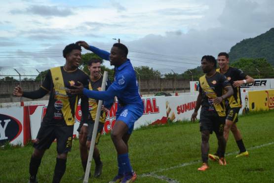 Festejo del primer gol del encuentro en Tocoa.