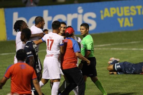 Â¡Olimpia vence al Motagua en penales y se corona tricampeÃ³n del fÃºtbol de Honduras! - Tricampeones, tricampeones gritÃ³ toda la aficiÃ³n del Olimpia. En una noche memorable, Olimpia se impuso en los penales (4-3) tras ganar 1-0 en el tiempo reglamentario al Motagua, en el partido de vuelta de la Final de la Liguilla, para conquistar su campeonato 33 en la historia de la Liga Nacional- argentino Pedro Troglio pierde los estribos e ingresa al campo para reclamar la expulsiÃ³n