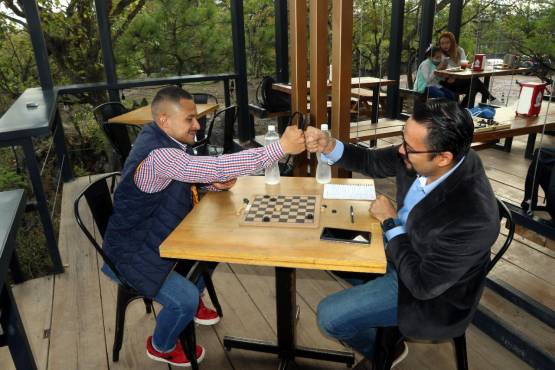 Momento en que el lateral izquierdo del Motagua, Omar Elvir vence a nuestro periodista de DIEZ