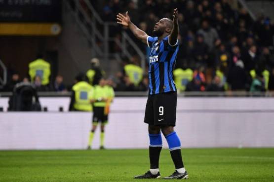 Inter Milan's Belgian forward Romelu Lukaku celebrates after opening the scoring during the Italian Serie A football match Inter Milan vs Genoa on December 21, 2019 at the San Siro stadium in Milan. (Photo by Marco Bertorello / AFP)