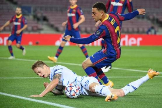 Dynamo Kiev's Ukrainian defender Artem Shabanov (BOTTOM) vies with Barcelona's American defender Sergino Dest during the UEFA Champions League group G football match between Barcelona and Dynamo Kiev at the Camp Nou stadium in Barcelona, on November 4, 2020. (Photo by LLUIS GENE / AFP)