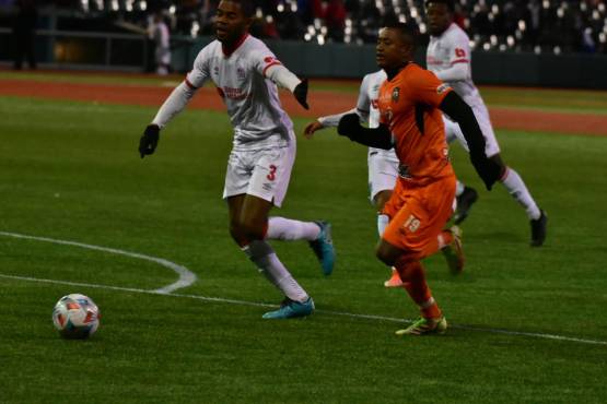 Una de las acciones del partido entre Olimpia y CD Aguila en Nueva York. Foto Twitter.