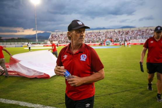 Pedro Troglio podría ganar su sexta Liga Nacional con Olimpia en su sexto curso en Honduras. Siempre terminó campeón.
