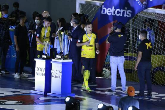 Omar Rosas fue a recoger su medalla de subcampeón con el Real España.