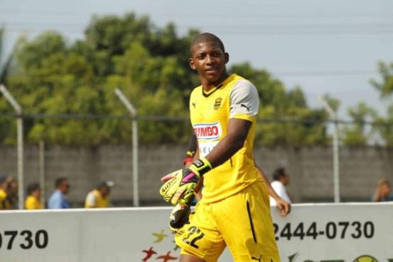 Luis Lopez portero del EspaÃ±a es expulsado en semifinales contra Real Sociedad en Tocoa contra Real Sociedad Mayo 2016