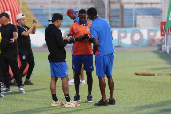 Jugadores de ambos planteles conviviendo antes de comenzar el partido.