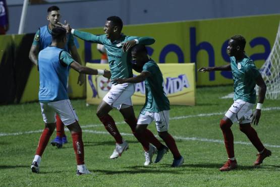 El delantero Carlo Costly celebrando una anotación con el Marathón en el pasado torneo Clausura.