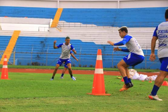 Así entrenan Kervin Arriaga y André Orellana en el césped trasero del Olímpico. FOTO: Fenafuth
