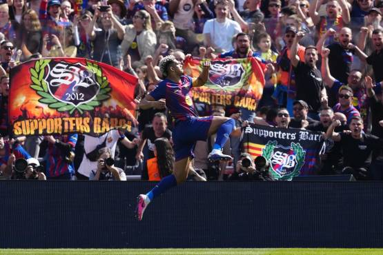 El defensa del FC Barcelona Ronald Araujo (c) celebra tras marcar el 1-0 ante el Rayo Vallecano, durante su partido de la jornada 29 de LaLiga EA Sports en el Camp Nou, este domingo.