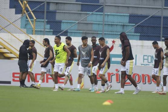 Plantilla de Génesis FC en su respectivo calentamiento.