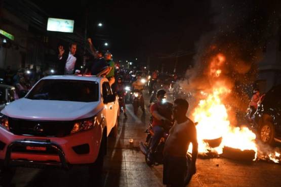 Defeated opposition presidential candidate Salvador Nasralla leads a caravan of vehicles in a protest against the inauguration of the president Juan Orlando in Tegucigalpa on January 26, 2018.Opposition leaders, including Nasralla and former president Manuel Zelaya, called for protests to challenge the election results giving Hernandez a second consecutive term as president. / AFP PHOTO / ORLANDO SIERRA