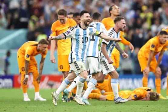 Lionel Messi festejando la clasificación de Argentina a la ronda de semifinales de la Copa del Mundo de Qatar.