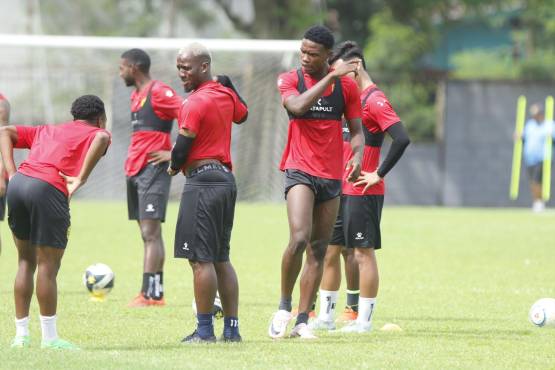 Carter Bodden, molesto con Darixon Vuelto por sus bromas pesadas. FOTO: Neptalí Romero