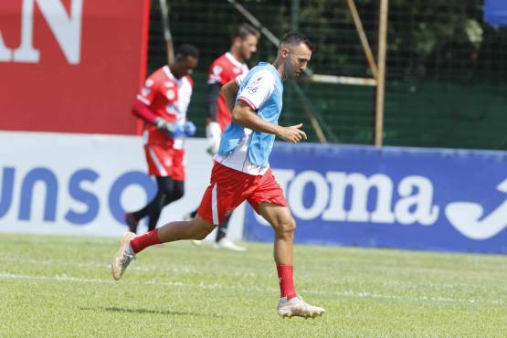 El estadounidense Jonathan Bornstein jugará su segundo torneo en Honduras s su 38 años. FOTOS: Neptalí Romero