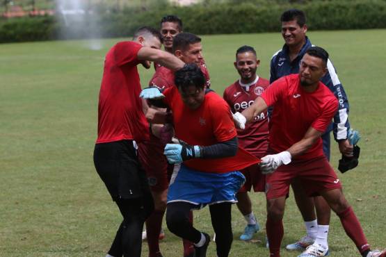 Siempre hay tiempo para divertirse. Momento en que los guardametas del Ciclón Azul le hacen el pasillo a nuestro periodista, pero de buenos toques.