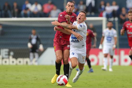 Devron García pelea la pelota contra un jugador del Sport Cartaginés.