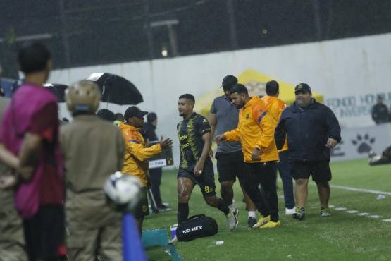 Molesto salió Bryan Acosta debido a un tema de lesión.