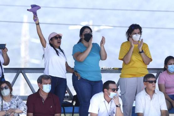 Parte de los padres que llegaron a apoyar a sus hijos durante la competencia de natación.