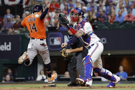 Mauricio Dubón se embasó tres veces en el campo de Texas.