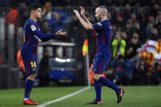 Barcelona's Brazilian midfielder Philippe Coutinho (L) replaces Barcelona's Spanish midfielder Andres Iniesta during the Spanish 'Copa del Rey' (King's cup) quarter-final second leg football match between FC Barcelona and RCD Espanyol at the Camp Nou stadium in Barcelona on January 25, 2018. / AFP PHOTO / LLUIS GENE