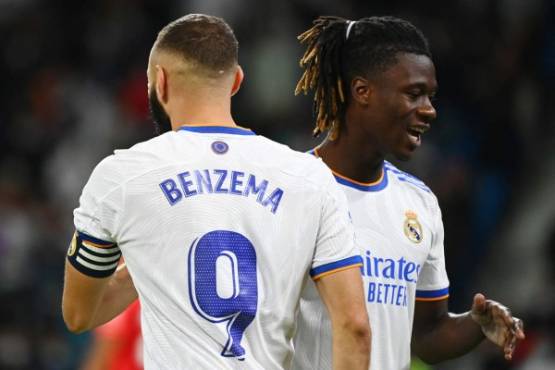 Real Madrid's French forward Karim Benzema celebrates an eventually disallowed goal with Real Madrid's French midfielder Eduardo Camavinga during the Spanish League footbal match between Real Madrid CF and Real Mallorca at the Santiago Bernabeu stadium in Madrid on September 22, 2021. (Photo by GABRIEL BOUYS / AFP)