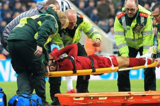 Liverpool's Egyptian midfielder Mohamed Salah reacts as he is placed on a stretcher after injuring himself in a challenge with Newcastle United's Slovakian goalkeeper Martin Dubravka (not pictured) during the English Premier League football match between Newcastle United and Liverpool at St James' Park in Newcastle-upon-Tyne, north east England on May 4, 2019. (Photo by Lindsey PARNABY / AFP) / RESTRICTED TO EDITORIAL USE. No use with unauthorized audio, video, data, fixture lists, club/league logos or 'live' services. Online in-match use limited to 120 images. An additional 40 images may be used in extra time. No video emulation. Social media in-match use limited to 120 images. An additional 40 images may be used in extra time. No use in betting publications, games or single club/league/player publications. /