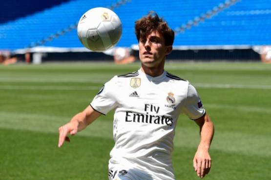 Real Madrid's new defender Alvaro Odriozola controls the ball during his official presentation at the Santiago Bernabeu stadium in Madrid on July 18, 2018. / AFP PHOTO / PIERRE-PHILIPPE MARCOU