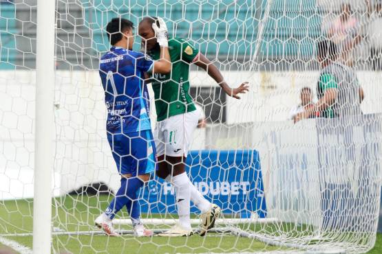 Jorge Roa, portero venezolano del Real Sociedad, consolando a Anangonó.