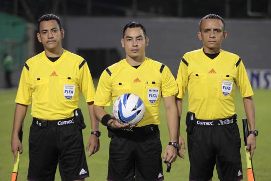 Héctor Rodríguez (centro) es uno de los árbitros que está sancionado por pitar en ligas burocráticas en Estados Unidos.