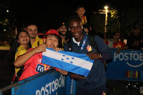 Pequeños detalles que dicen mucho para una persona como Rubilio Castillo. Este hincha le regaló esta bandera de Honduras.