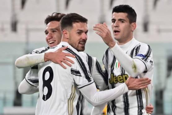 Juventus' Spanish forward Alvaro Morata (R) celebrates with Juventus' Welsh midfielder Aaron Ramsey (C) and Juventus' Italian forward Federico Chiesa after scoring during the UEFA Champions League Group G football match Juventus vs Ferencvaros on November 24, 2020 at the Juventus stadium in Turin. (Photo by MIGUEL MEDINA / AFP)