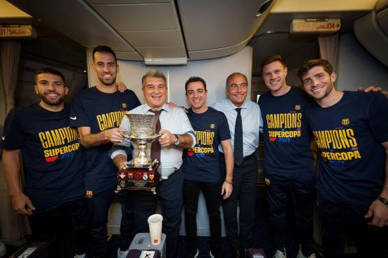 Laporta celebra junto a los jugadores del Barcelona el título que ganó frente al Real Madrid.