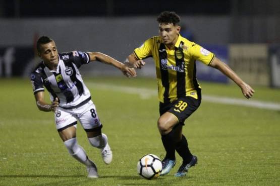 PA05. CIUDAD DE PANAMÁ (PANAMÁ), 02/08/2018.- Adalberto Carrasquilla (d) del Real España de Honduras en acción contra Jhow Benvidez (i) del Tauro FC de Panamá, durante un partido por los octavos de final de la Liga Concacaf hoy, jueves 2 de agosto de 2018, en el estadio Agustín 'Muquita' Sánchez, en Ciudad de Panamá (Panamá). EFE/Bienvenido Velasco