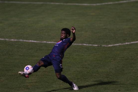 Momento exacto donde Cristopher Meléndez se dobló su tobillo derecho. Foto: Marvin Salgado.