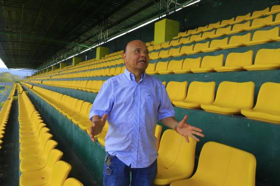 Luis Girón atendió a DIEZ en su segunda casa, el estadio del Parrillas One. FOTOS: Melvin Cubas.