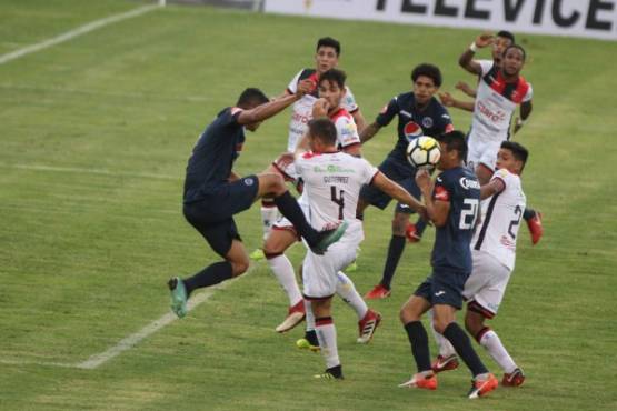 El partido en el estadio Nacional ha estado parejo hasta el momento Foto: Juan Salgado.